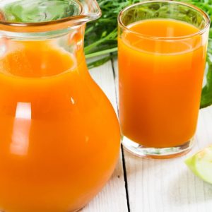Nước ép táo cà rốt có màu vàng cam đẹp mắt và hương vị thơm ngon chua ngọt dễ uống giúp tăng cường sức khoẻ cho bạn